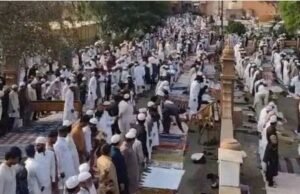 काली पट्टी बांधकर पढ़ी नमाज