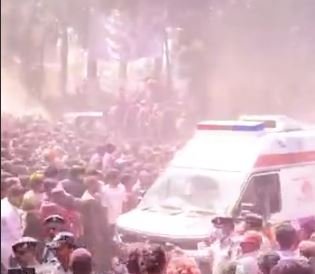 गेर के बीच निकली एंबुलेंस