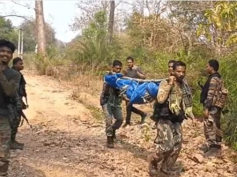 नक्सलियों के शव