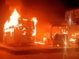 बस में लगी आग