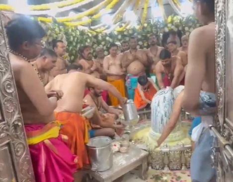 बाबा महाकाल स्नान