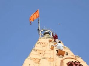 महाकाल के शिखर पर ध्वज