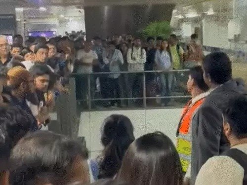 Delhi airport flight delay dust storm april 2025