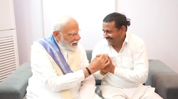 हरियाणा के एक छोटे से गांव खेरी गुलामाली के रामपाल कश्यप ने 14 सालों तक नंगे पैर रहने का जो संकल्प लिया, वह न सिर्फ एक व्यक्तिगत कहानी है, बल्कि यह देश की राजनीति में एक अजीब और प्रेरणादायक मोड़ है। यह कहानी उस समय की है जब नरेंद्र मोदी गुजरात के मुख्यमंत्री थे और उनका प्रधानमंत्री बनने का सपना सिर्फ उनके समर्थकों में ही नहीं, बल्कि आम जनता में भी था। 2011 में, रामपाल कश्यप ने एक साधारण लेकिन मजबूत प्रतिज्ञा ली – वह तब तक नंगे पैर रहेंगे जब तक नरेंद्र मोदी भारत के प्रधानमंत्री नहीं बनते और वह उनसे व्यक्तिगत रूप से मुलाकात नहीं कर लेते। यह संकल्प इतना गहरा था कि उन्होंने कैथल जिले के अपने गांव में एक मजदूर के रूप में दिन-रात कठिनाई से काम किया, जबकि उनके पैरों में कभी भी जूते नहीं थे। बारिश हो या धूप, कश्यप ने कभी अपने संकल्प को टूटने नहीं दिया। रामायण की तरह, रामपाल का 'वनवास' रामपाल की कहानी रामायण से मिलती-जुलती है, जहां भगवान राम ने 14 वर्षों का वनवास बिताया था। रामपाल कश्यप ने भी अपना 14 साल का समय धैर्य और विश्वास के साथ काटा, ताकि उनका आदर्श प्रधानमंत्री मोदी तक पहुंच सके। उनका यह संकल्प केवल एक राजनीतिक कार्यकर्ता का नहीं, बल्कि एक ऐसे व्यक्ति का था, जो अपने आदर्शों और विश्वासों के लिए किसी भी हद तक जा सकता था। मोदी की जीत के बाद भी 10 सालों तक क्यों इंतजार किया? 2014 में नरेंद्र मोदी की भारी जीत के साथ रामपाल कश्यप का सपना आधा पूरा हो गया था। मोदी प्रधानमंत्री बने, लेकिन कश्यप का बाकी का सपना – मोदी से मुलाकात – अभी भी पूरा नहीं हुआ था। हालांकि, कश्यप ने अपने संकल्प पर कायम रहते हुए इंतजार करना जारी रखा। यहां तक कि जब मोदी का प्रधानमंत्री बनने के बाद उनके गांव में कश्यप की एक बड़ी चर्चा हुई, तो भी उन्होंने अपना संकल्प नहीं छोड़ा। वह जानते थे कि एक दिन उनका यह सपना पूरा होगा। अंत में पीएम मोदी से मुलाकात: रामपाल कश्यप की मन्नत पूरी हुई सोमवार को, 55 वर्षीय रामपाल कश्यप की 14 साल की धैर्यपूर्ण तपस्या आखिरकार रंग लाई, जब उन्होंने प्रधानमंत्री नरेंद्र मोदी से व्यक्तिगत रूप से मुलाकात की। यह एक ऐतिहासिक और भावनात्मक पल था, क्योंकि कश्यप का यह सपना सिर्फ उनके लिए नहीं, बल्कि उनके गांव और इलाके के कई लोगों के लिए एक प्रेरणा बन गया था। प्रधानमंत्री मोदी से मुलाकात के दौरान कश्यप ने न केवल अपनी संघर्ष की कहानी साझा की, बल्कि मोदी से कड़ी मेहनत और विश्वास के माध्यम से सफलता की महत्वपूर्ण बातें भी सीखी। कश्यप की कहानी का संदेश रामपाल कश्यप की यह कहानी हमें यह सिखाती है कि अगर किसी के पास सच्ची प्रतिबद्धता और विश्वास हो, तो कोई भी कठिनाई या बाधा उसे अपने लक्ष्यों को प्राप्त करने से रोक नहीं सकती। कश्यप ने अपनी संपूर्ण आत्मा और संवेदनाओं के साथ यह प्रतिज्ञा ली थी, और 14 साल बाद उसकी मेहनत का फल मिला। यह कहानी सिर्फ एक व्यक्ति की नहीं, बल्कि उन सभी की है जो अपने सपनों को साकार करने के लिए दृढ़ नायक बनते हैं। रामपाल कश्यप के संकल्प की गहरी भावना रामपाल कश्यप का यह संकल्प न केवल एक राजनीतिक कार्यकर्ता की भावना को दर्शाता है, बल्कि यह दर्शाता है कि यदि किसी का आदर्श और विश्वास मजबूत हो, तो वह किसी भी समय, किसी भी स्थिति में अपनी प्रतिज्ञा निभा सकता है। कश्यप का यह संदेश हमें यह भी सिखाता है कि विश्वास और धैर्य से जीवन के सबसे कठिन संघर्षों को भी पार किया जा सकता है। उनकी यह प्रेरणादायक यात्रा हमें यह याद दिलाती है कि हर किसी के अंदर सपनों को पूरा करने की ताकत होती है, बस जरूरत है तो उन्हें सही दिशा और इरादे से आगे बढ़ने की। निष्कर्ष: एक अनोखी प्रेरणा की कहानी रामपाल कश्यप की 14 साल की नंगे पैर यात्रा केवल एक संकल्प नहीं, बल्कि एक ऐसी जीवन-शैली की मिसाल है, जो सच्चे संघर्ष और विश्वास का प्रतीक है। उनका यह वचन और संघर्ष आने वाली पीढ़ियों के लिए प्रेरणा का स्रोत बनकर रहेगा। कश्यप की कहानी सिर्फ इस बात की ओर इशारा नहीं करती कि उन्होंने प्रधानमंत्री मोदी से मुलाकात की, बल्कि यह बताती है कि अगर किसी के पास सच्चे आदर्श और कठिन संकल्प हों, तो कोई भी सपना पूरा किया जा सकता है।