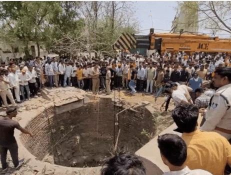 कुए में गिरी वेन