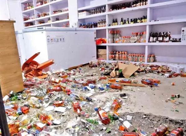 शराब दुकान में तोड़फोड़