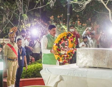 सीएम ने दी श्रद्धांजली