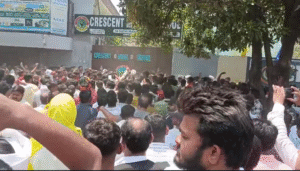 स्कूल के बाहर हंगामा