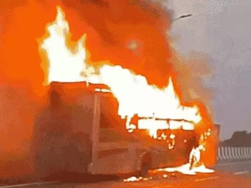 fire breaks out in ac bus running in lucknow 5 burnt alive