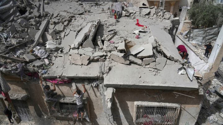 israeli strikes gaza 52 dead school shelter hindi news