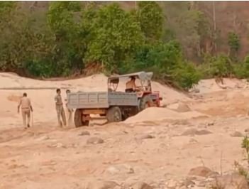 माफियाओं ने ली आरक्षक की