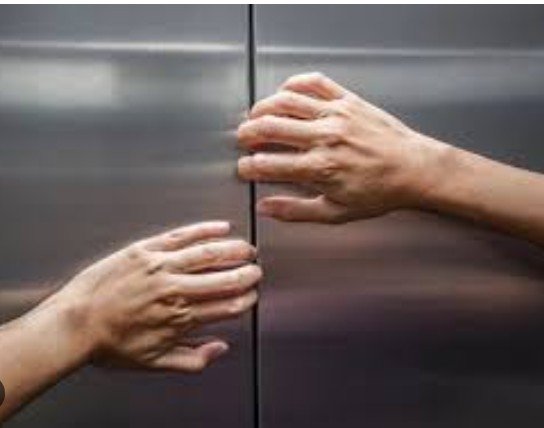 लिफ्ट में फंसा बच्चा