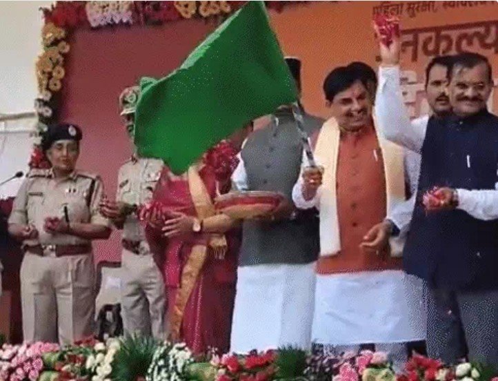 सीएम मोहन यादव हरी झंडी दिखाते हुए