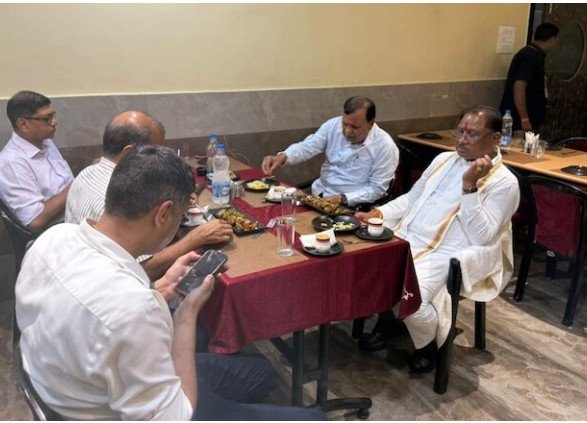 सीएम साय ढाबे पर खाना खाते हुए
