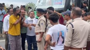 गुस्साए निवासियों ने की नारेबाजी