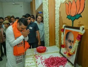 डॉ. श्यामा प्रसाद मुखर्जी को श्रद्धांजलि