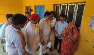 सपा डेलिगेशन पीड़ित परिवार से मिलकर जाना हाल