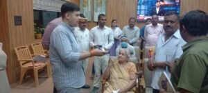 पेंशन और आयुष्मान कार्ड का लाभ