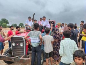 भारी बारिश के बीच कलक्टर का निरीक्षण