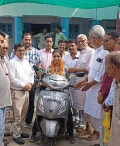 पूर्वा शर्मा को मिली स्कूटी