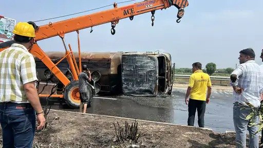 jaipur ajmer highway chemical tanker fire driver burned jam