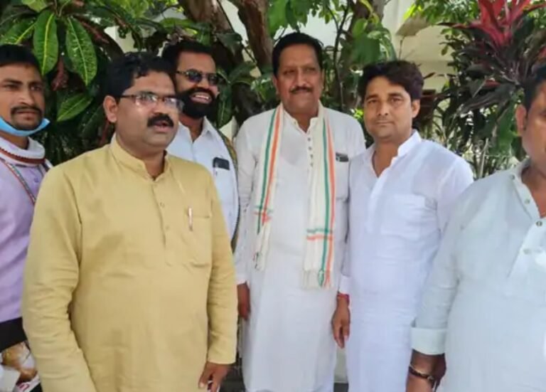 कांग्रेस नेताओं के साथ आरोपी हसन