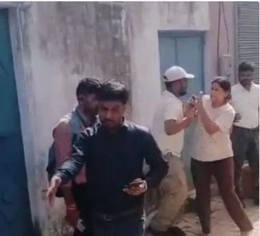 पान सिंह की भतीजी ने जेई को पीटा