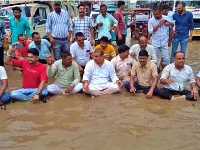 पानी में नेताजी