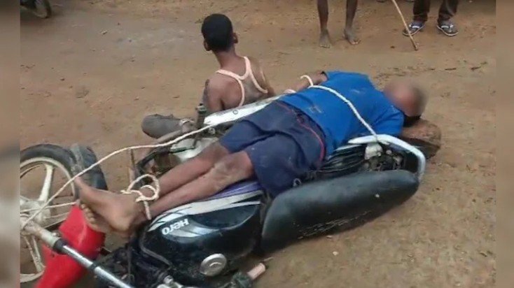 बाइक से बांधकर युवकों की पिटाई
