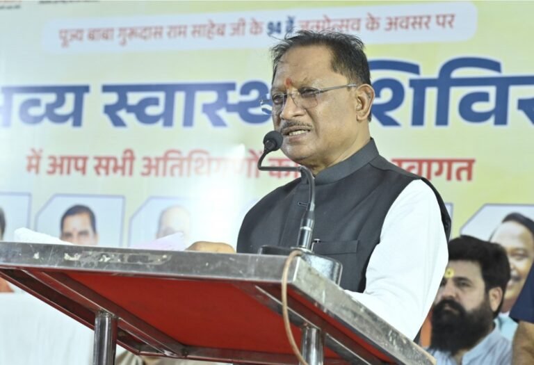 स्वास्थ्य शिविर में सीएम साय