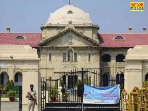 मेंस टॉयलेट में महिला सफाई कर्मचारी गलत