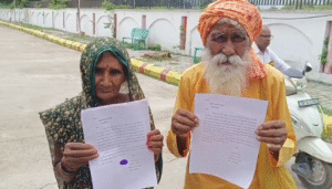 वृद्ध दंपत्ति ननकू यादव और कल्ली देवी अपने ही घर को बचाने के लिए प्रशासन से गुहार लगा रहे हैं।