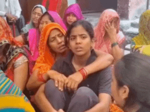 कुणाल प्रजापति के घर पर मातम पसरा है।