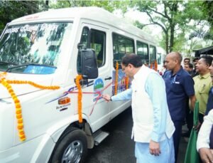 मुख्यमंत्री धामी ने 20 नई AC टेंपो ट्रैवलर को हरी झंडी दिखाई