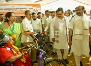 दिव्यांगजनों को मिली ट्राइसाइकिल