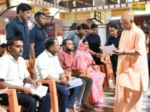 मुख्यमंत्री योगी ने अधिकारियों को चेतावनी दी