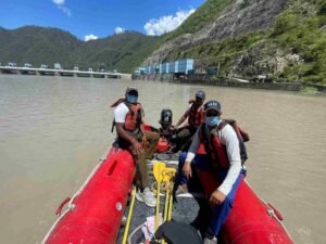 एसडीआरएफ की टीम ने शव को निकाला