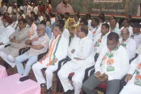 उदयपुर में कांग्रेस सम्मेलन को संबोधित करते गोविन्द सिंह डोटासरा और अन्य नेता