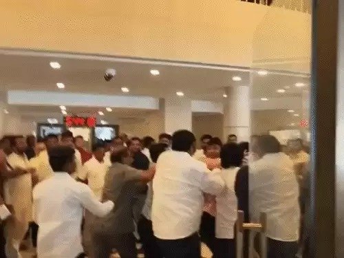 विधानसभा लॉबी में BJP-NCP समर्थकों की मारपीट, FIR व गिरफ्तारी