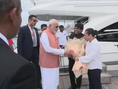 PM मोदी का मालदीव दौरा: मुइज्जू ने किया गर्मजोशी से स्वागत PM मोदी दो दिन के दौरे पर मालदीव पहुंचे, मुइज्जू ने एयरपोर्ट पर किया स्वागत। India Out के बाद बदले रिश्ते, देखें वीडियो और जानें पूरी कहानी।