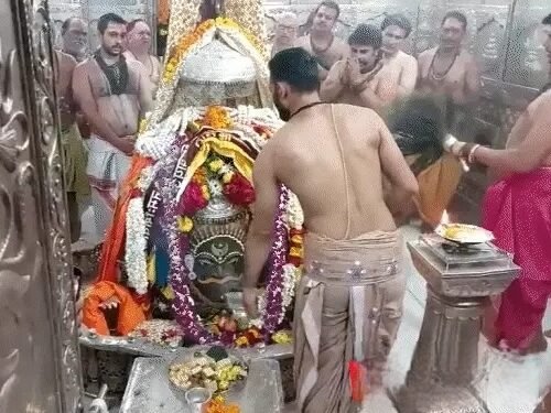 sawan second monday mahakal babas visit kashi long queue 