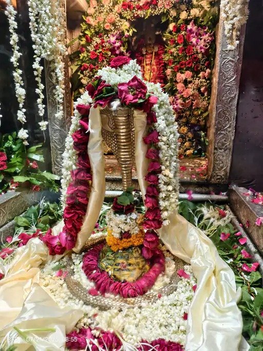 sawan second monday mahakal babas visit kashi long queue 