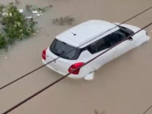 अंबिकापुर बारिश में डूबी कार