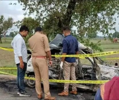 इस कार में जलाया