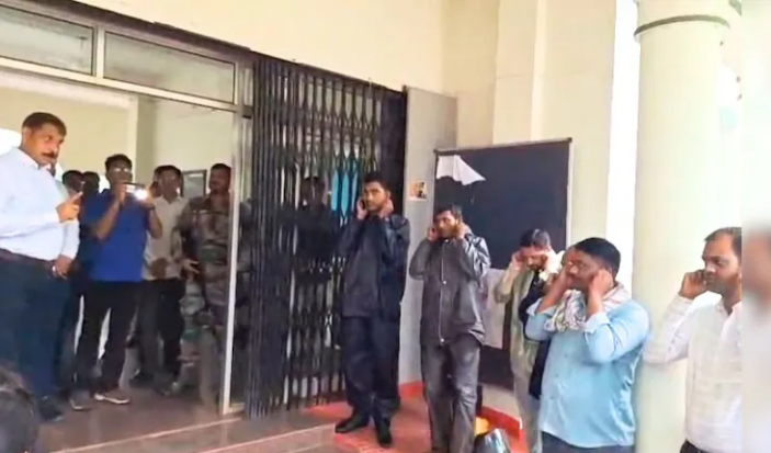 कवर्धा कर्मचारियों को सजा