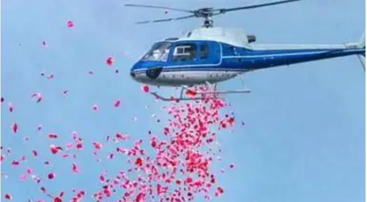 कांवड़ियों पर पुष्प वर्षा