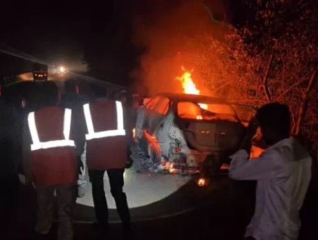 कार में जिंदा जले चार लोग