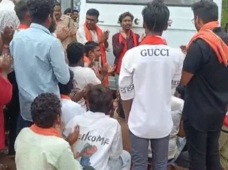 चर्च के बाहर हनुमान चालीसा