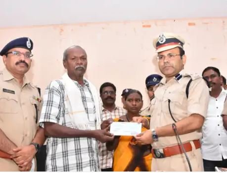 नक्सिलयों का सरेंडर