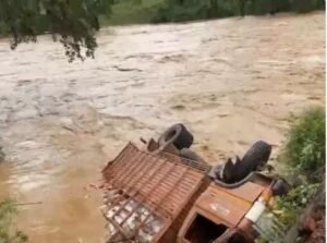 नदी में बहा ट्रक